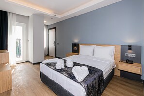 Free minibar items, in-room safe, laptop workspace, soundproofing - Lara World Hotel (Antalya)