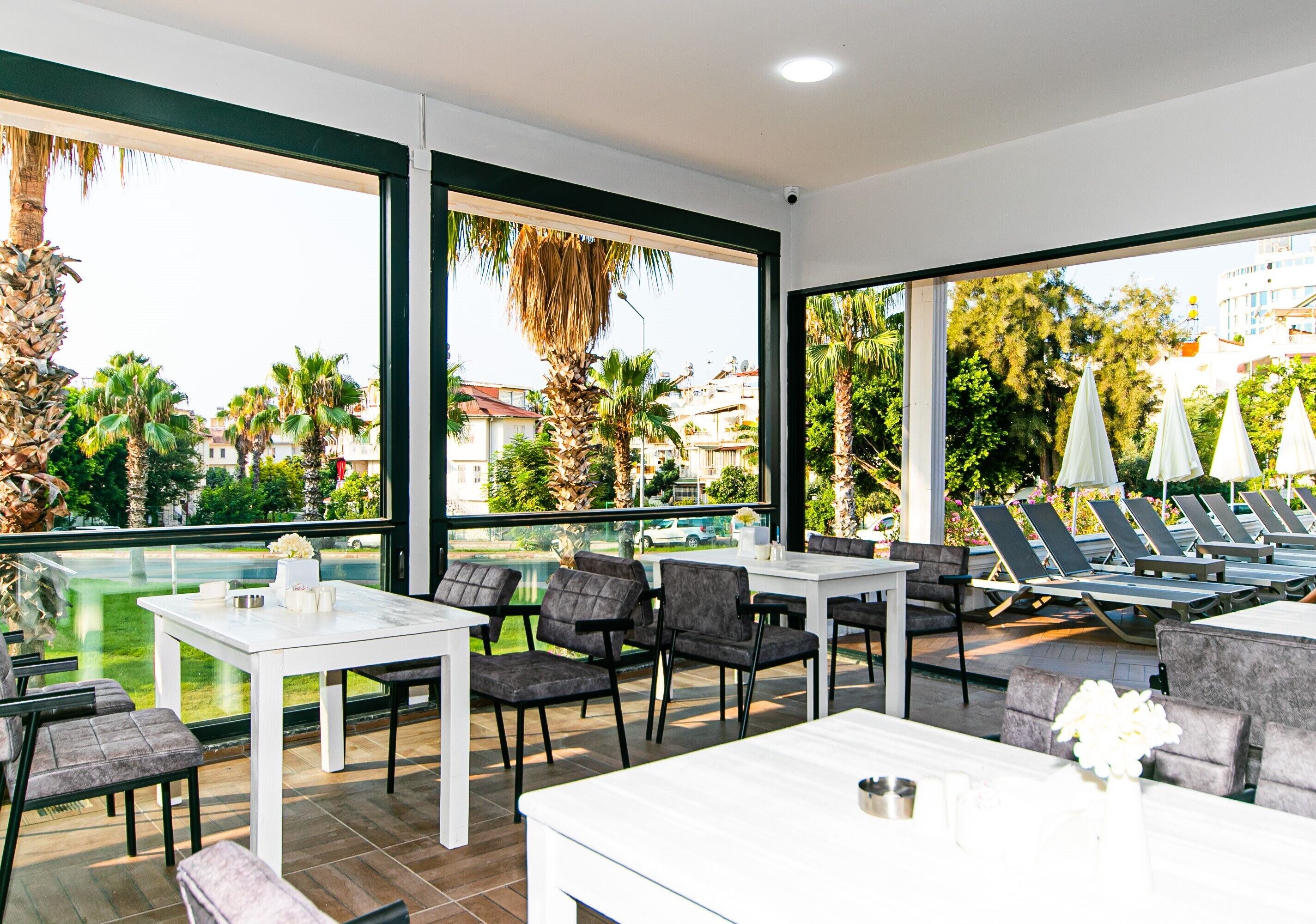 Bar en bord de piscine