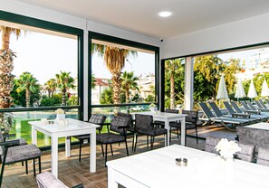 Poolside bar - Lara World Hotel (Antalya)