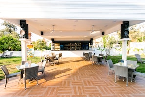 2 bares y bar junto a la piscina