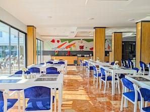 Se sirven desayunos y cocina internacional (con vistas a la piscina)