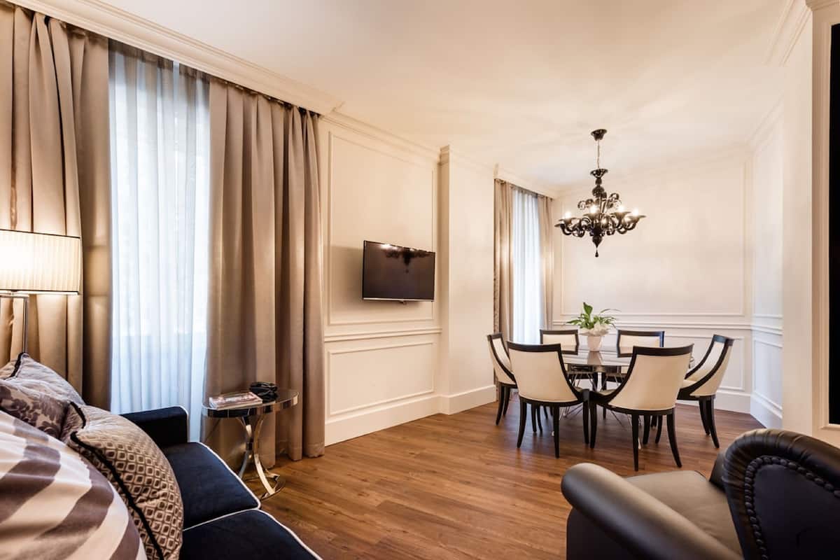 Hochwertige Bettwaren, Minibar, Zimmersafe, Schreibtisch