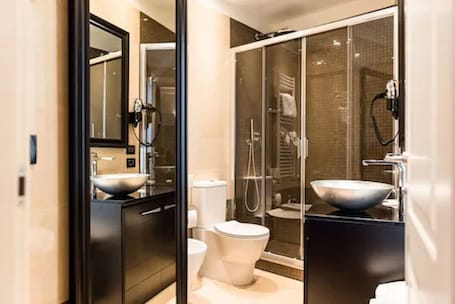 Shower, free toiletries, hair dryer, bidet. Aparthotel Verona House