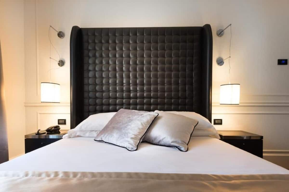 Sengetøy av topp kvalitet, minibar, safe på rommet og skrivebord