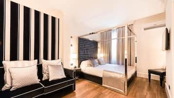Seprai premium, minibar, brankas, dan meja kerja