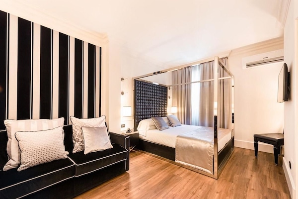Luxe beddengoed, een minibar, een kluis op de kamer, een bureau