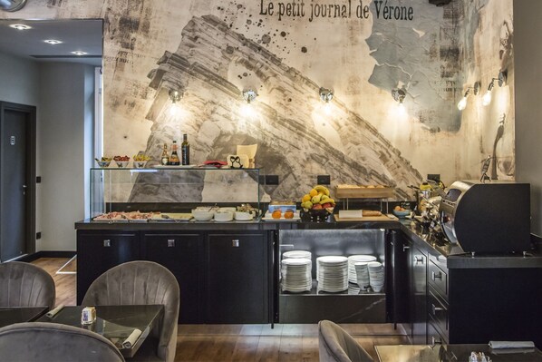 每日供應吃到飽早餐 (每人 EUR16)