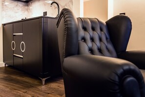 Deluxe Apartment, 1 bedroom (5 Pax) | 起居區 | 40-吋平面電視、數位頻道、電視