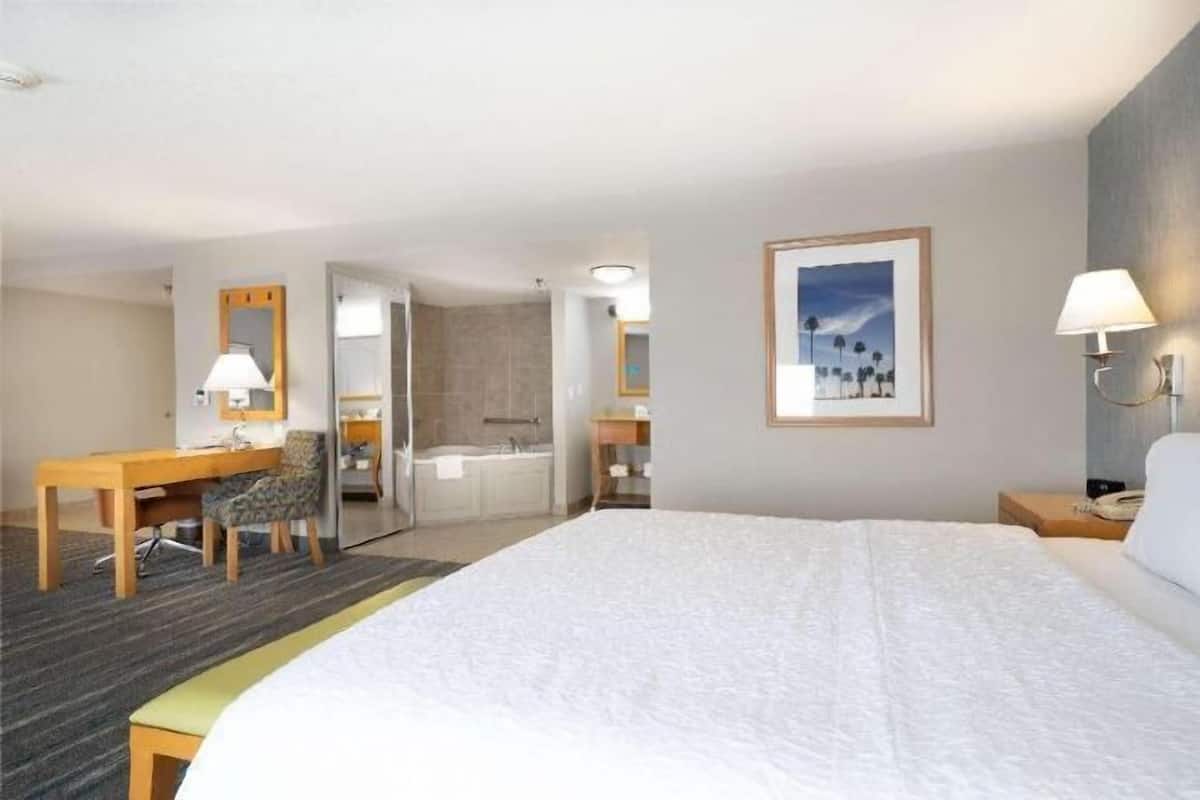 Camas con pillow-top, cortinas blackout y tabla de planchar con plancha
