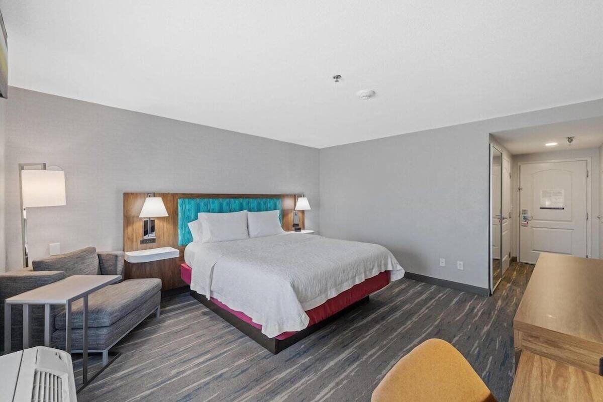 Camas con pillow-top, cortinas blackout y tabla de planchar con plancha