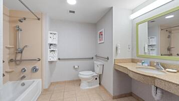 Een moderne badkamer met een bad, toilet en wastafel.