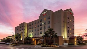 Un hotel de varios pisos con un llamativo letrero de "Residence Inn by Marriott", que presenta una fachada simétrica con ventanas uniformemente distribuidas y una entrada central.