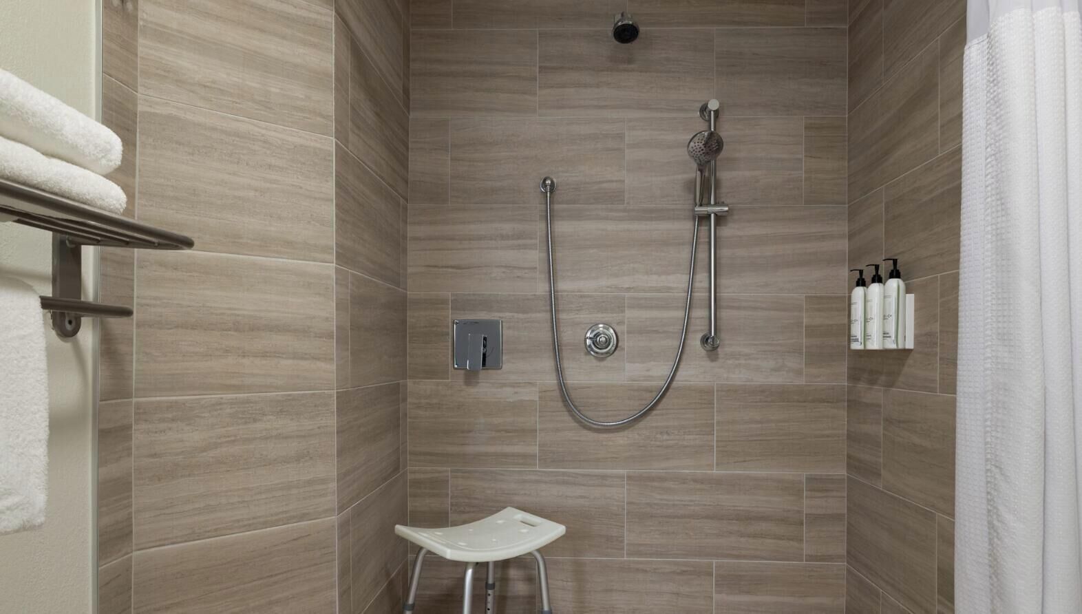 Combined shower/tub, free toiletries, hair dryer, towels