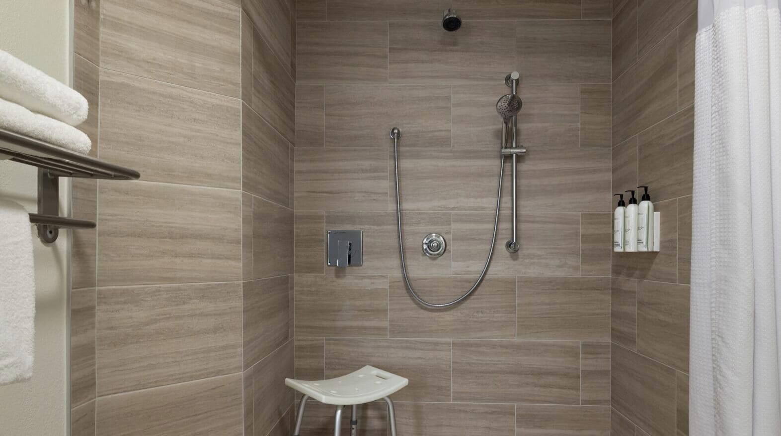 Combined shower/tub, free toiletries, hair dryer, towels