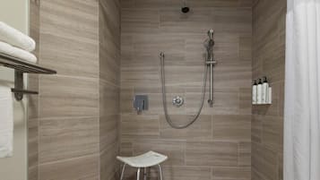 Combined shower/tub, free toiletries, hair dryer, towels