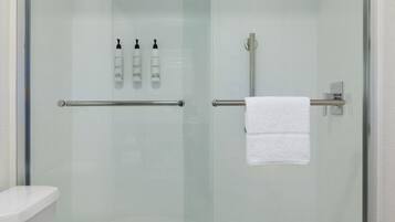 Ensemble douche/baignoire, articles de toilette gratuits, sèche-cheveux