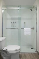 Bañera con ducha, artículos de tocador gratuitos, secador de pelo
