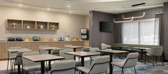 坦帕布兰登万豪春丘套房酒店