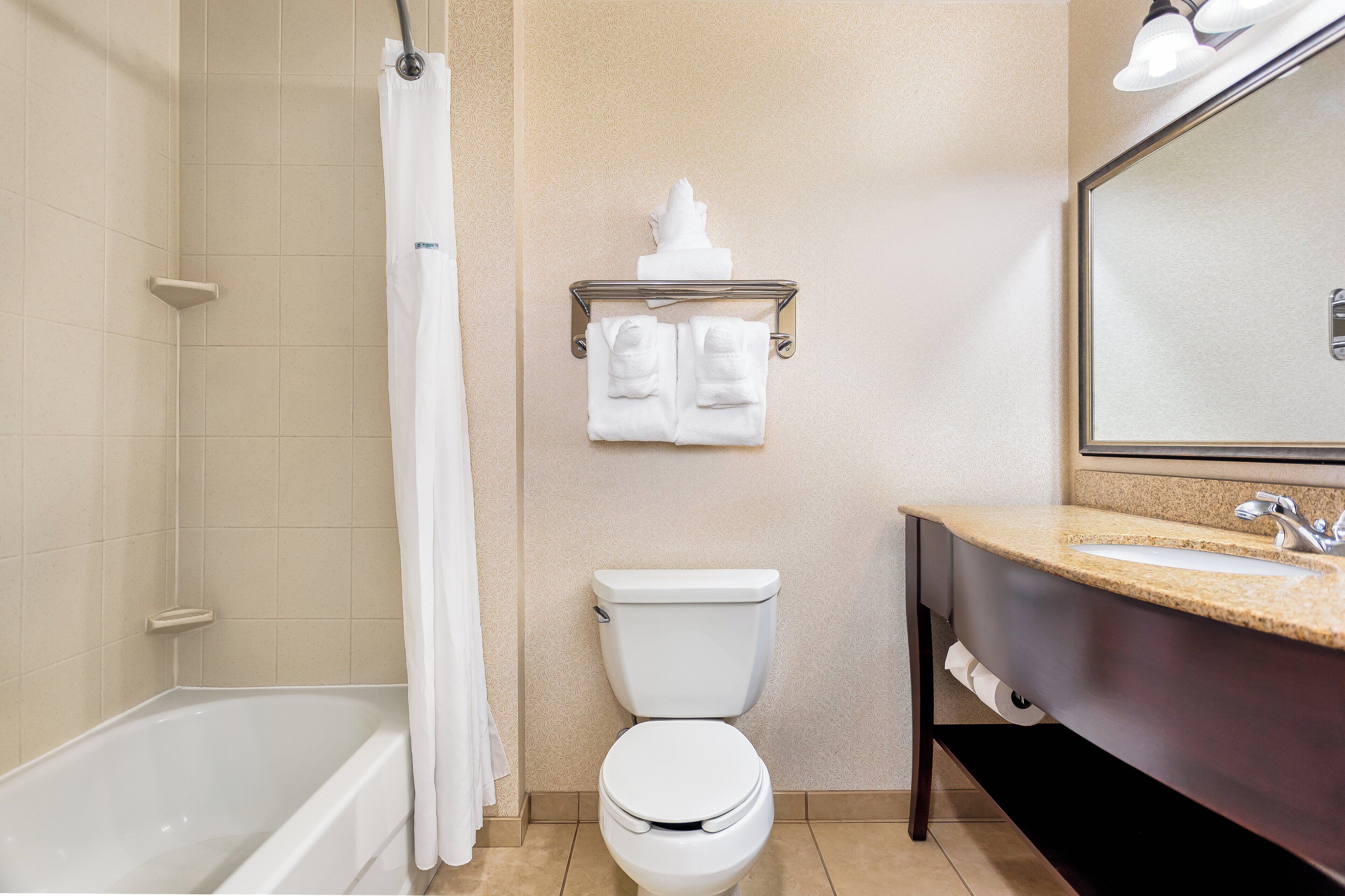Un baño con bañera, inodoro y lavamanos.