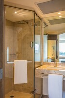 Duş, çevre dostu banyo/kozmetik ürünleri, saç kurutma makinesi, havlu