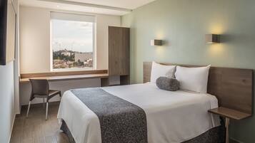 Escritorio, tabla de planchar con plancha, wifi gratis y ropa de cama