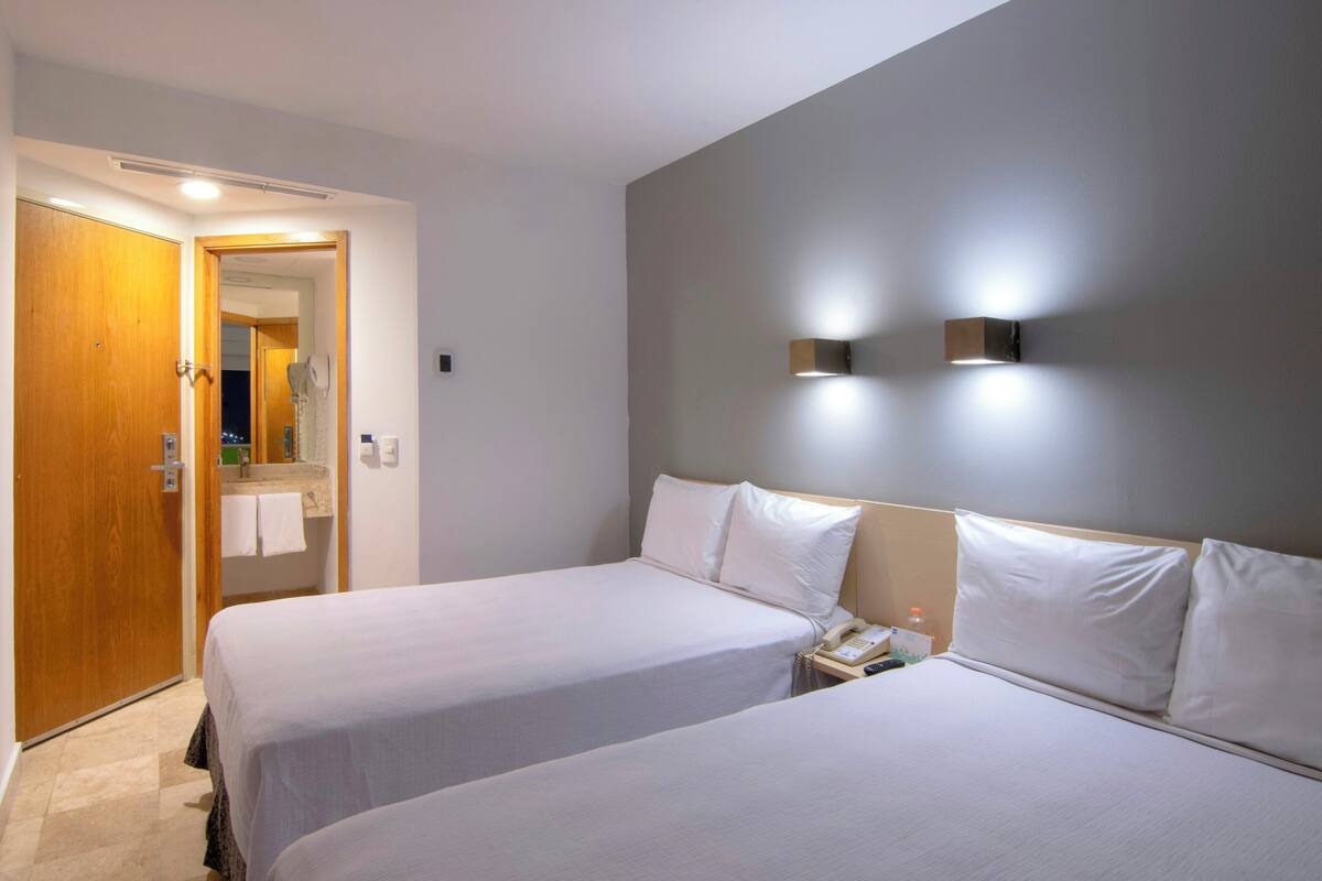 Escritorio, tabla de planchar con plancha, wifi gratis y ropa de cama 