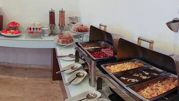 Desayuno de autoservicio incluido todos los días