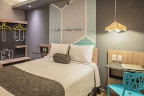 Escritorio, tabla de planchar con plancha, wifi gratis y ropa de cama 
