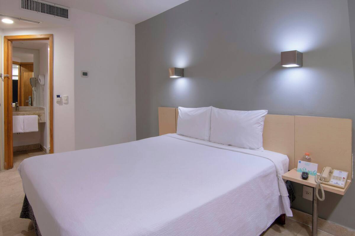 Escritorio, tabla de planchar con plancha, wifi gratis y ropa de cama 
