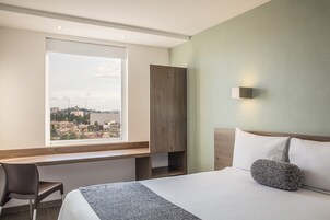 办公桌、熨斗/熨板、免费 WiFi、床单