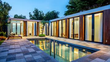 Premium bedding, free minibar items, in-room safe, desk