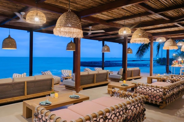 2 restauranter, frokost, lunsj og middag serveres, thailandske retter