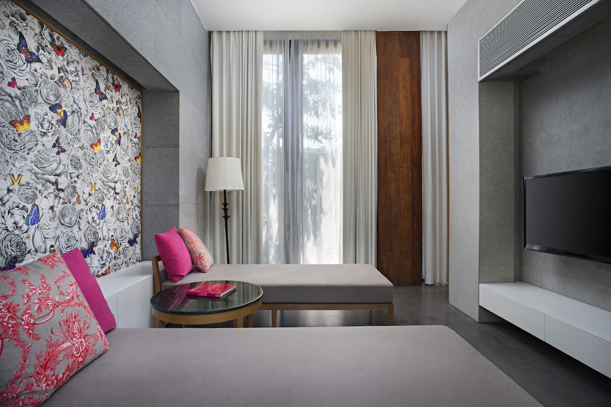 Premium bedding, free minibar items, in-room safe, desk