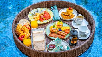 Desayuno buffet diario (THB 680 por persona)