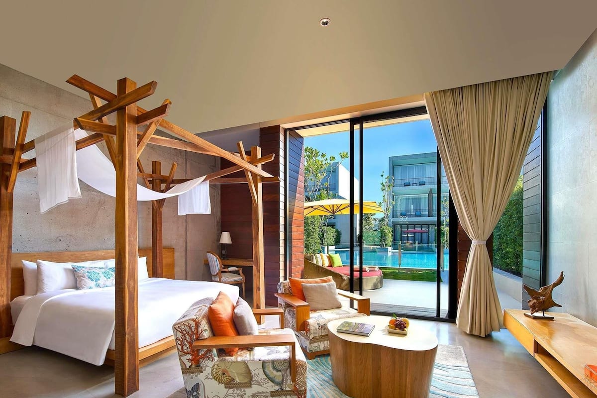 Signature Room, 1 King Bed, Pool Access (SO Comfy Pool Access) | Ropa de cama de alta calidad y artículos del minibar gratis