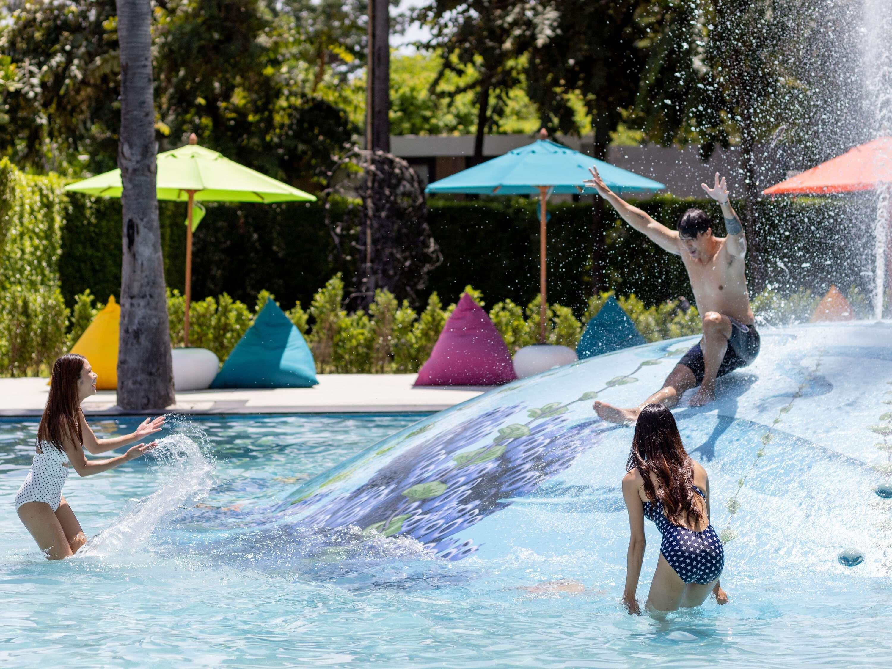 4 outdoor pools, free cabanas, pool umbrellas