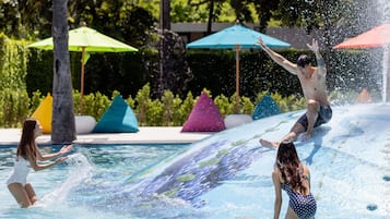 4 outdoor pools, free cabanas, pool umbrellas