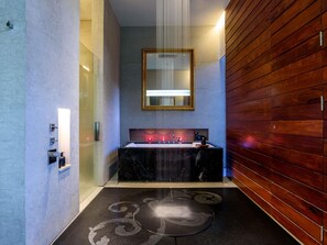 Roba de llit d'alta qualitat i minibar amb articles gratuïts 