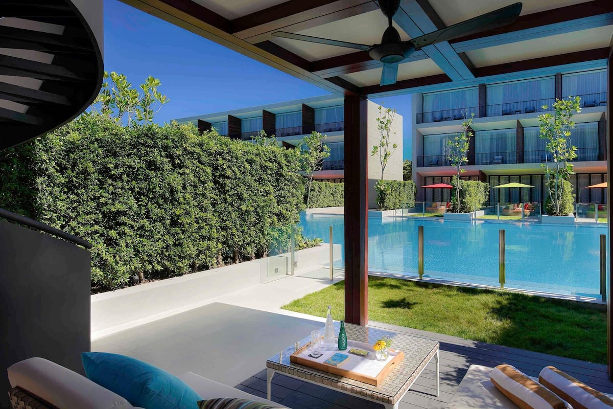 Signature Room, 1 King Bed, Pool Access (SO Comfy Pool Access)