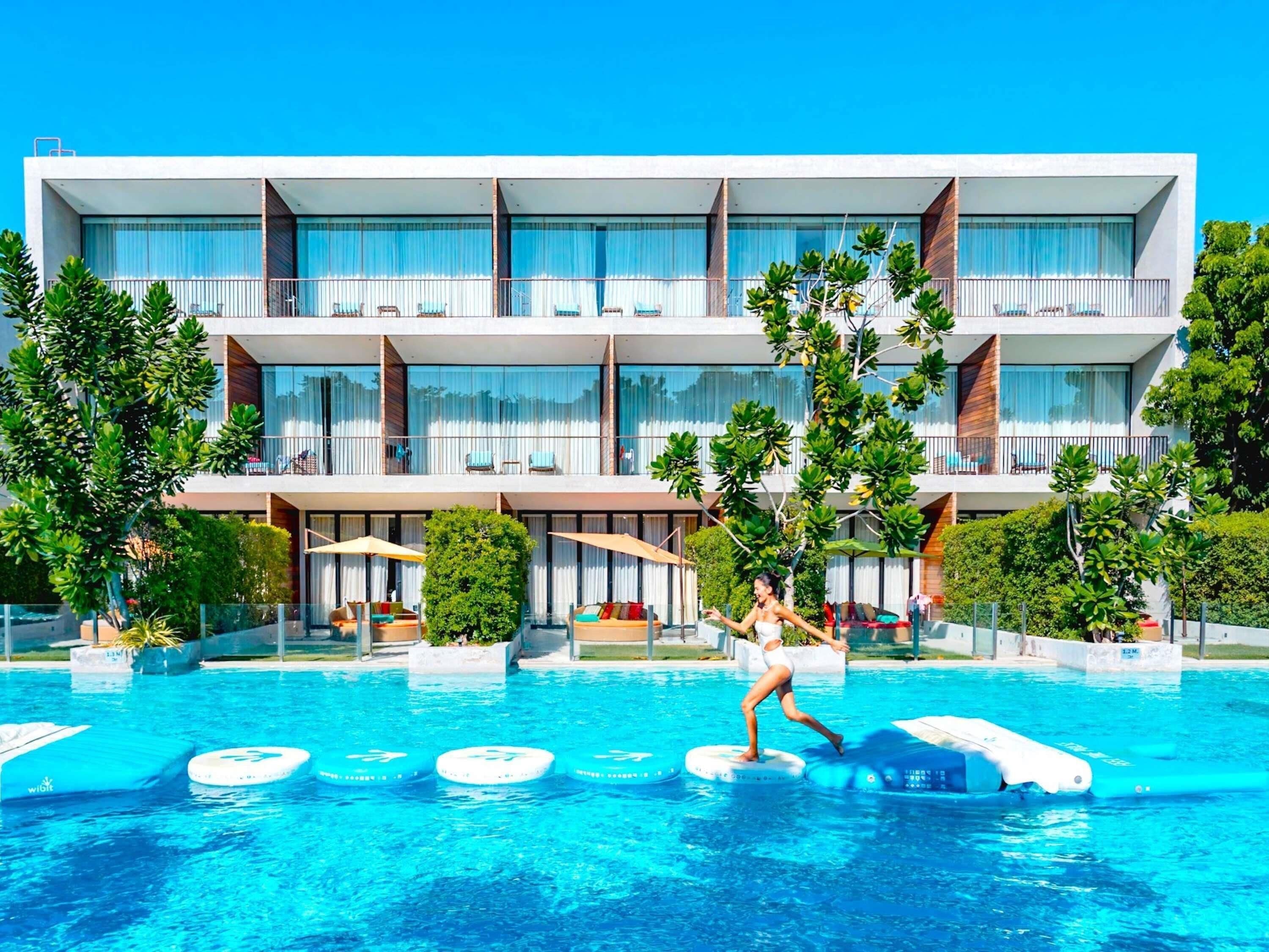 4 สระว่ายน้ำกลางแจ้ง, คาบาน่าฟรี, ร่มริมสระว่ายน้ำ