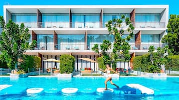 4 outdoor pools, free pool cabanas, pool umbrellas