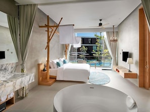 Une chambre d’hôtel moderne dotée d’un grand lit, d’une baignoire, d’un balcon avec piscine et d’un téléviseur.