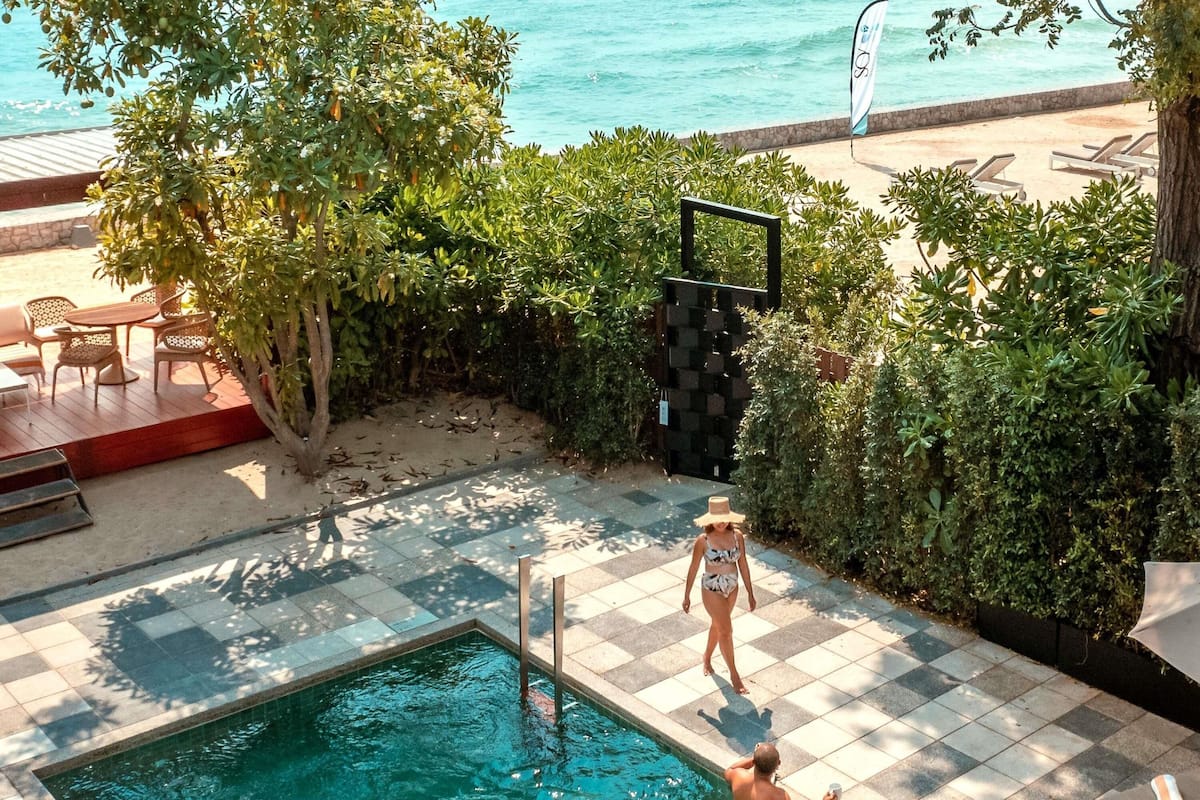 Villa, 2 Bedrooms, Beachfront, Private Pool | Sengetøy av topp kvalitet, minibarvarer (inkludert) og safe på rommet