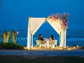 2 ห้องอาหาร, บริการอาหารเช้า อาหารกลางวัน อาหารเย็น, อาหารไทย