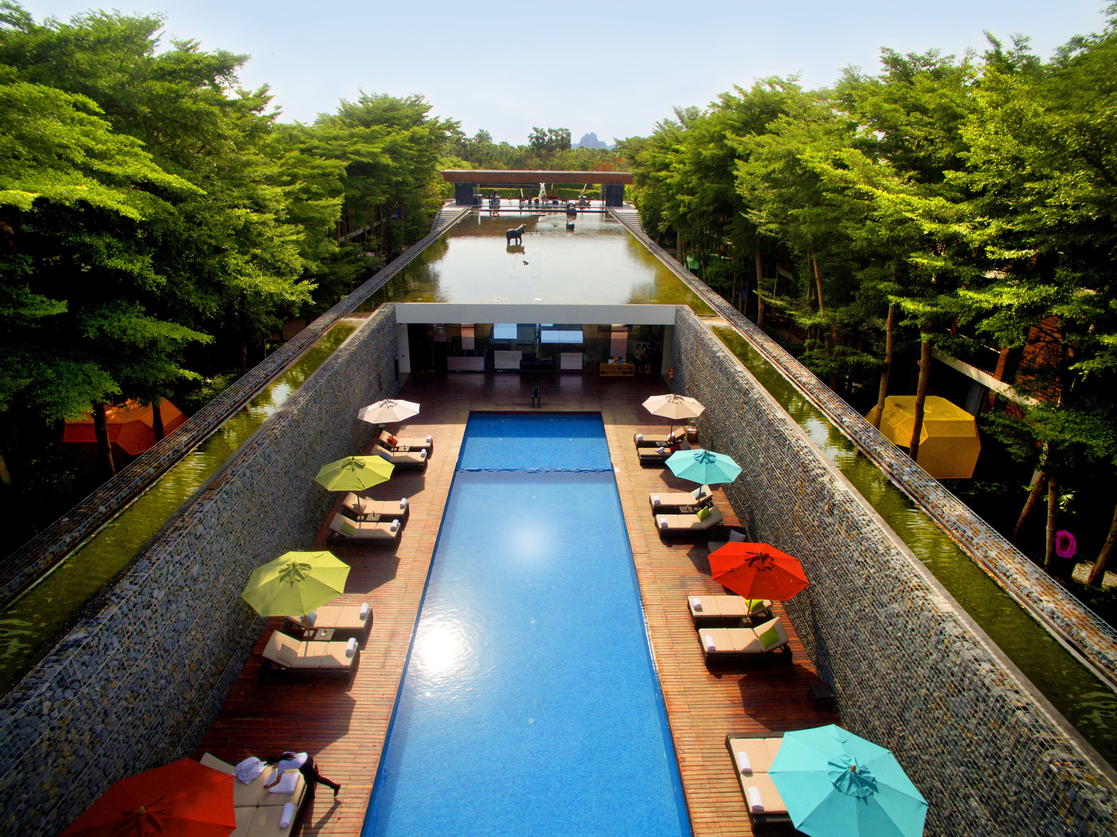 4 piscinas al aire libre, camas de piscina gratis, sombrillas