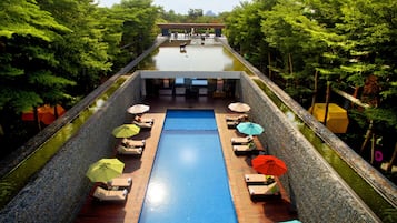 4 outdoor pools, free cabanas, pool umbrellas