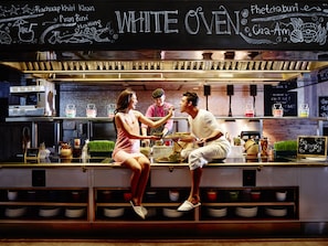 2 restaurants, serveren ontbijt, lunch, diner, Thaise gerechten