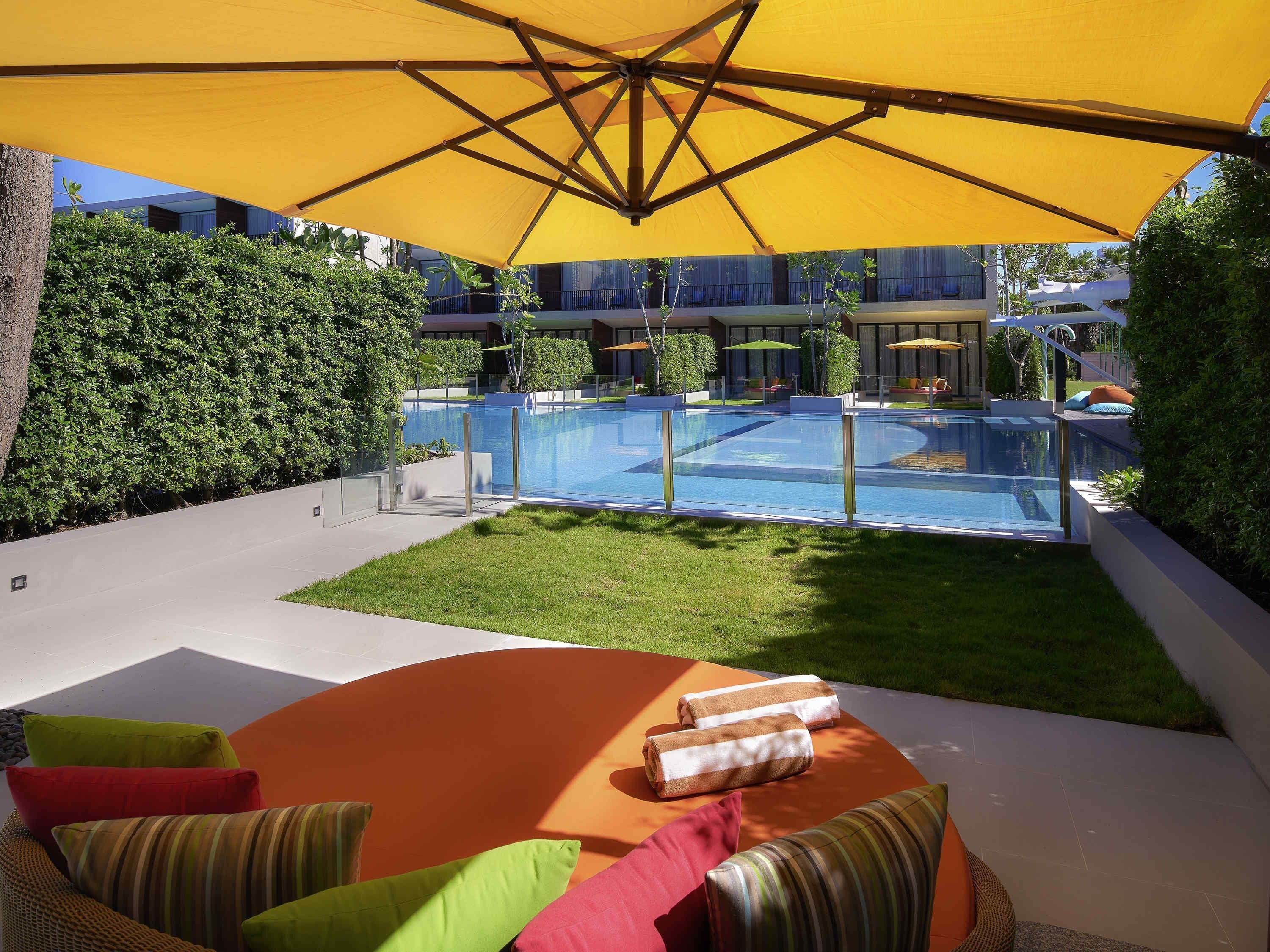 Signature Room, 1 King Bed, Pool Access (SO Comfy Pool Access) | Ropa de cama de alta calidad y artículos del minibar gratis 
