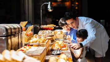 Här finns 2 restauranger som serverar frukost.