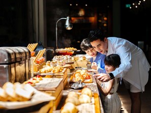 2 restaurants, breakfast, lunch, dinner served; Thai cuisine 